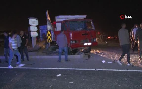 Yolcu indiren araca kamyon çarptı: Kasadan savrulan 2 kişi öldü, 8 kişi yaralandı