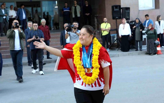 Avrupa Şampiyonu Münevver Yılmaz, Afyonkarahisar'da Karşılandı