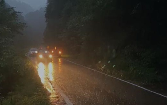 Trabzon Sürmene'de Sağanak Sonrası Heyelan: Yol Ulaşıma Kapandı, Elektrikler Kesildi