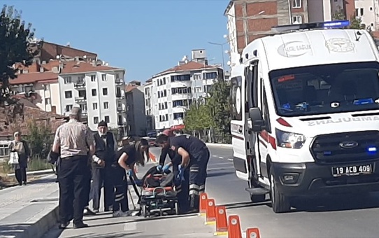 Çorum'da kaldırımdan düşen yaşlı adam yaralandı