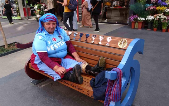 Trabzonspor Sevgisiyle Tanınan Engelli Kadın İçin Özel Bank Yapıldı