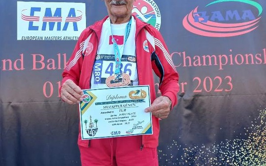Emekli Albay Muzaffer Güven, Balkan Masterler Atletizm Şampiyonası'nda 3 Altın Madalya Kazandı