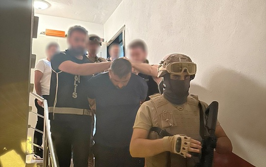 Alanya'da 19 Yıl Hapis Cezası Bulunan Silahlı Suç Örgütü Lideri Yakalandı
