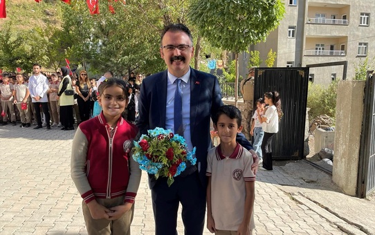 Şemdinli'de İlköğretim Haftası Coşkusu