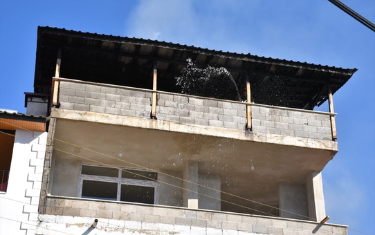 Çamlıyayla'da Metruk Evde Çıkan Yangın Söndürüldü