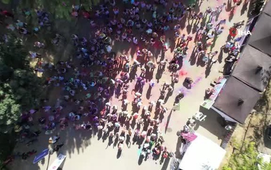 En renkli koşu: 5 kilometreyi rengarenk koştular
