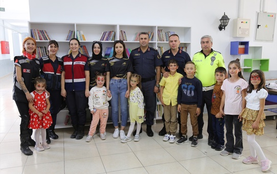 Tokat Kadın Motosikletliler Kulübü, Çamlıbel Beldesi İlkokulu'na 1000 hikaye kitabı bağışladı