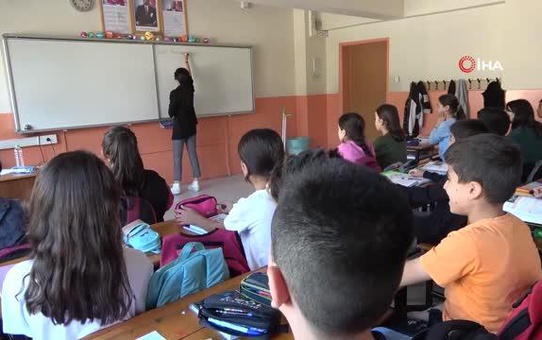 İkiz kız kardeşler Bitlis'e matematik öğretmeni olarak atandı