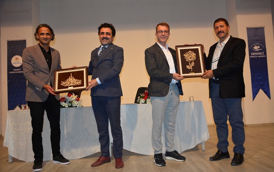 Gazeteciler Turgay Güler ve Gaffar Yakınca Demirci'de konferans verdi