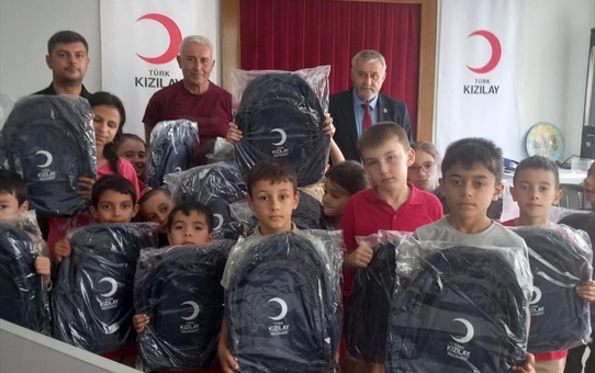 Pehlivanköy'de Türk Kızılayı Öğrencilere Çanta Hediye Etti