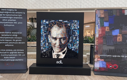 Adil Işık Group, Atatürk Portresini Sergiledi