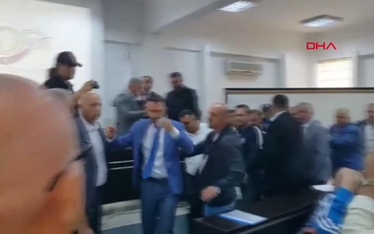 Zonguldak'ta Belediye Meclisi Toplantısında Kavga: MHP'li Meclis Üyesi CHP'li Üyeye Kafa Attı