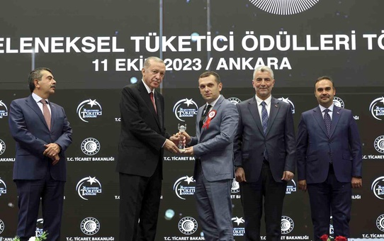 SUBÜ'lü akademisyene ödülünü Cumhurbaşkanı Erdoğan takdim etti