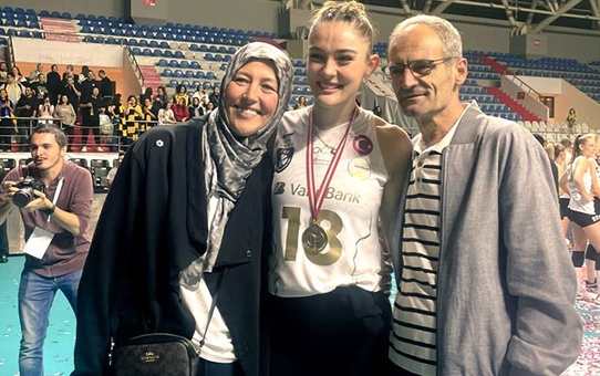 Zehra Güneş'in ailesiyle pozu olay oldu! Herkes babası için aynı yorumu yapıyor