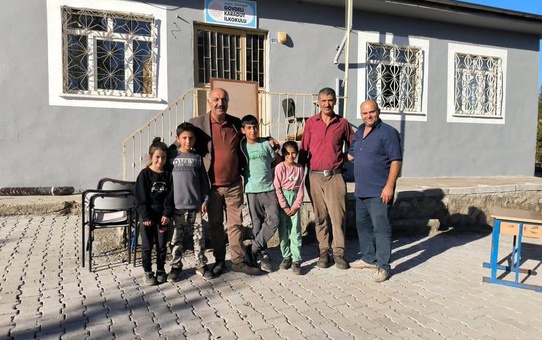 Doğanşehir Belediyesi, Gövdeli Karadut İlkokulu bahçesini kilit taşı ile döşedi