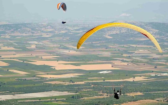 Manisa, Paraşüt Sporcularının Uğrak Noktası Haline Geldi
