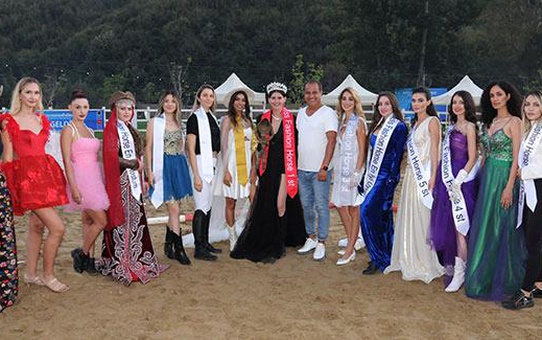 Türkiye'de İlk Kez Yapılan Miss Fashion Horse Yarışmasında Birinciye At Hediye Edildi