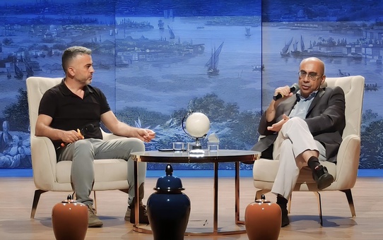 Yönetmen Derviş Zaim, Eyüpsultan Belediyesi Kültür Sanat Merkezi'nde bir gösteri ve söyleşi programına katıldı