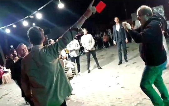 Hakem Düğününde Kırmızı Kart Gördü