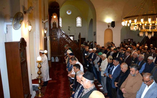 Manisa'da İsrail'in Gazze'deki hastane saldırısında hayatını kaybedenler için gıyabi cenaze namazı kılındı