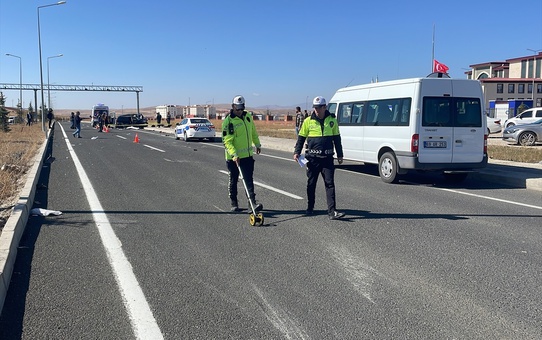 Bayburt'ta Otomobil Kazası: 1 Ölü, 2 Yaralı