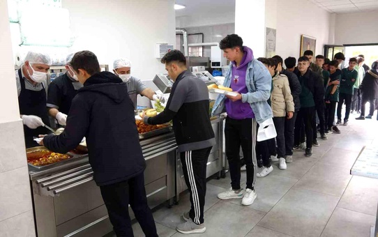Sorgun Belediyesi Öğrenci ve İhtiyaç Sahiplerinin Öğle Yemeklerini Karşılıyor
