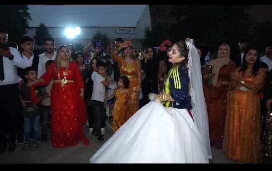 Gelinlik Üzerine Fenerbahçe Forması Giyen Çiftten Büyük Mutluluk