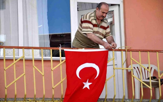 Türkiye'nin 'Bayrak Asan Dayı'sı Cumhuriyetin 100. yılı için bayrağını astı