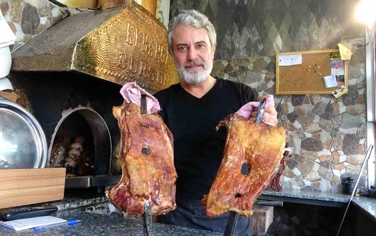 Tiyatro ve sinema oyuncusu Deniz Han Caner, Denizli kebabı ustalığını öğrenmek için çıraklık eğitimine başladı