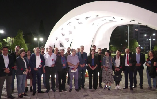 İzmir'de 30 Ekim Anması: 'Depremzedelere Verilen Sözler Tutulmadı, Yıkılan Evler Yerine Konulmadı'
