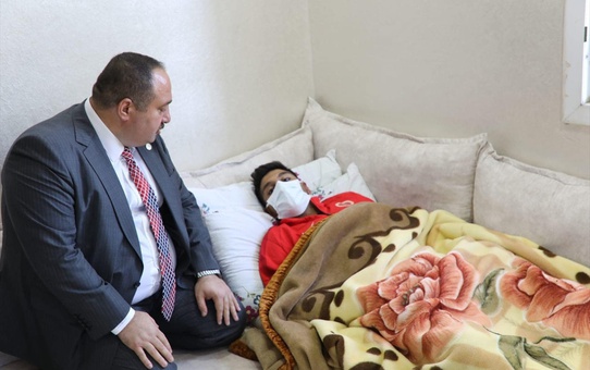 Şanlıurfa Belediye Başkanı, yaralanan askeri evinde ziyaret etti
