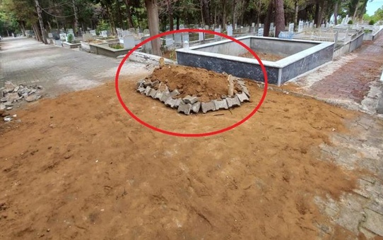 Mezarlıkta bir garip olay! Eski belediye çalışanını yola defnettiler