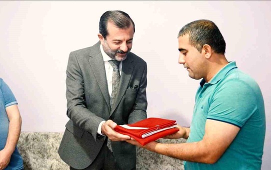 Gürsu Belediye Başkanı, Türk Bayrağı bulup temizleyen vatandaşı ziyaret etti
