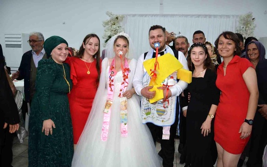 Zonguldak'ta düğünde damada ilginç takılar