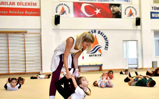 Muratpaşa Belediyesi'nin Ücretsiz Cimnastik Kursuyla Çocuklar Telefonu Bırakıp Derse Koşuyor