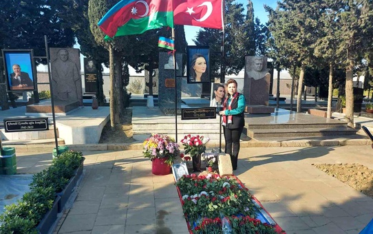 Ayşe Paslanmaz, Ganire Paşayeva'nın mezarına Türkiye toprağını götürdü