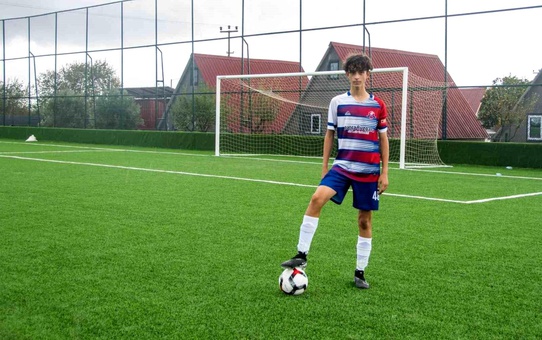 Muğla'nın Datça ilçesinde yetişen Sedat Efe Sönmez, Manisa Futbol Kulübü'ne transfer oldu