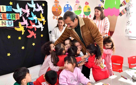 Çukurova Belediye Başkanı Soner Çetin, Kurtuluş Gülen Yüzler Semt Kreşini Ziyaret Etti