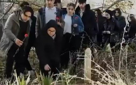 Elbistan Dulkadiroğlu Anadolu Lisesi öğrencileri depremde hayatını kaybeden öğretmenlerini andı