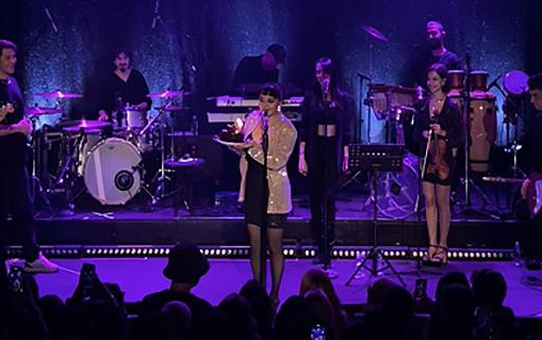 Göksel'e konser sırasında sürpriz doğum günü kutlaması