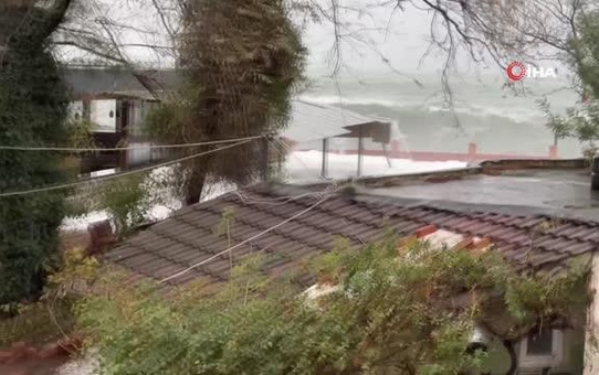 Tirebolu'da fırtına ve dev dalgaların yol açtığı hasar