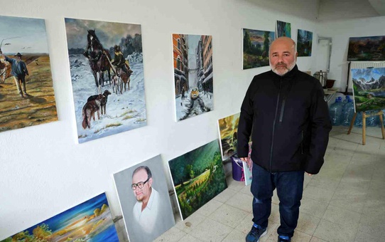 Emekli Seyfettin Yıldırım, resimleriyle dikkat çekiyor