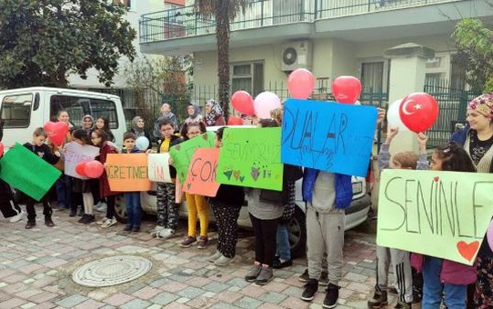 Öğrencilerin Sürpriz Ziyareti İle Duygulanan Öğretmen
