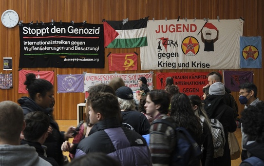 Berlin Üniversitesi'nde İsrail'e tepki gösteren öğrencilere polis müdahalesi
