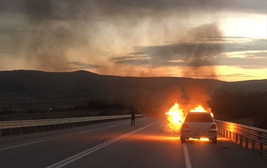 Çorum'da seyir halindeyken yanmaya başlayan otomobil kullanılamaz hale geldi