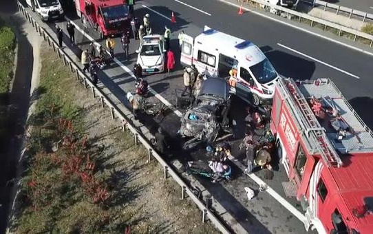 KUZEY MARMARA OTOYOLU'NDA OTOMOBİL TIR'A ÇARPTI: 6 YARALI-1