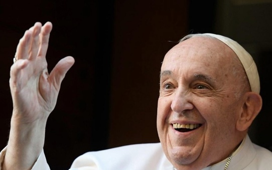 Papa Francis, rahiplerin eşcinsel çiftleri kutsamalarına izin veren kararı resmen onayladı
