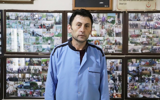 Tekirdağ'da kahvehane işleten adam, müşterilerin fotoğraflarını sergiliyor