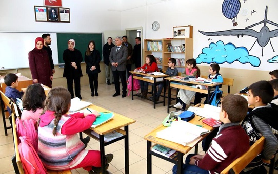 Erzurum Valisi Mustafa Çiftçi'nin eşi ve AK Parti Erzurum Milletvekili Selami Altınok'un eşi çocuklarla ilgilendi