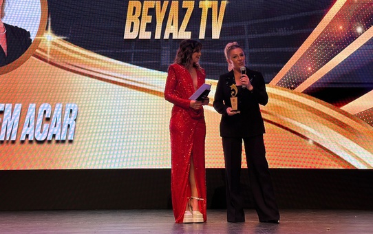 Özlem Acar, 'Yılın En İyi Kadın Sunucusu' Ödülünü Kazandı